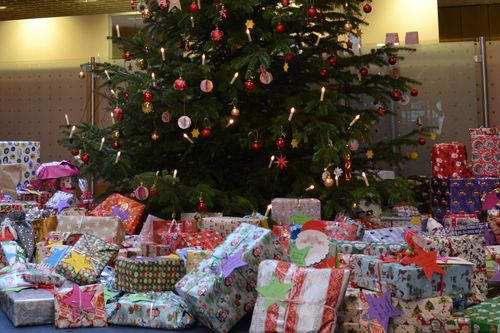 Weihnachtsbaum mit Geschenken